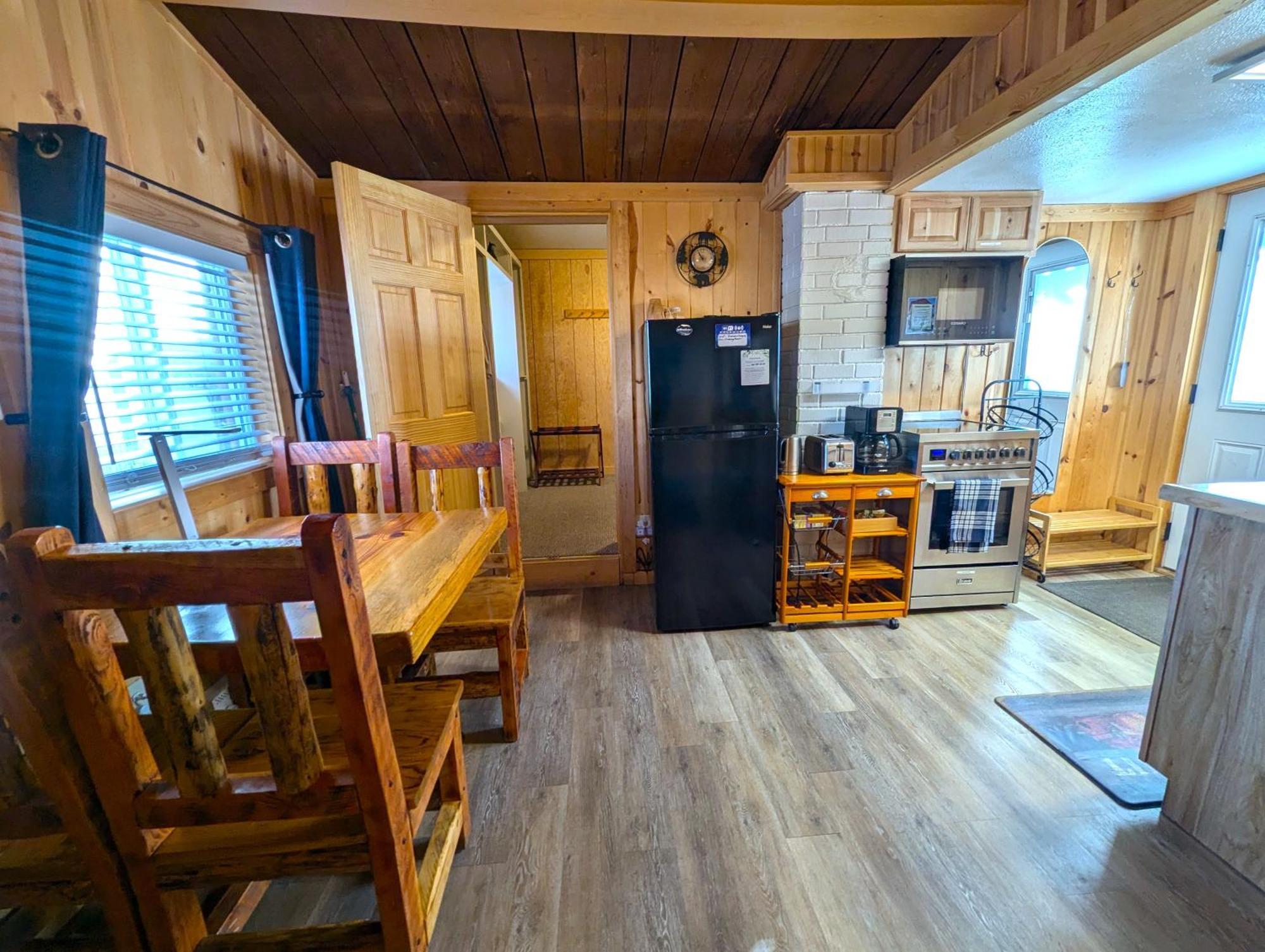 Yellowstone'S Treasure Cabins Gardiner Exterior photo